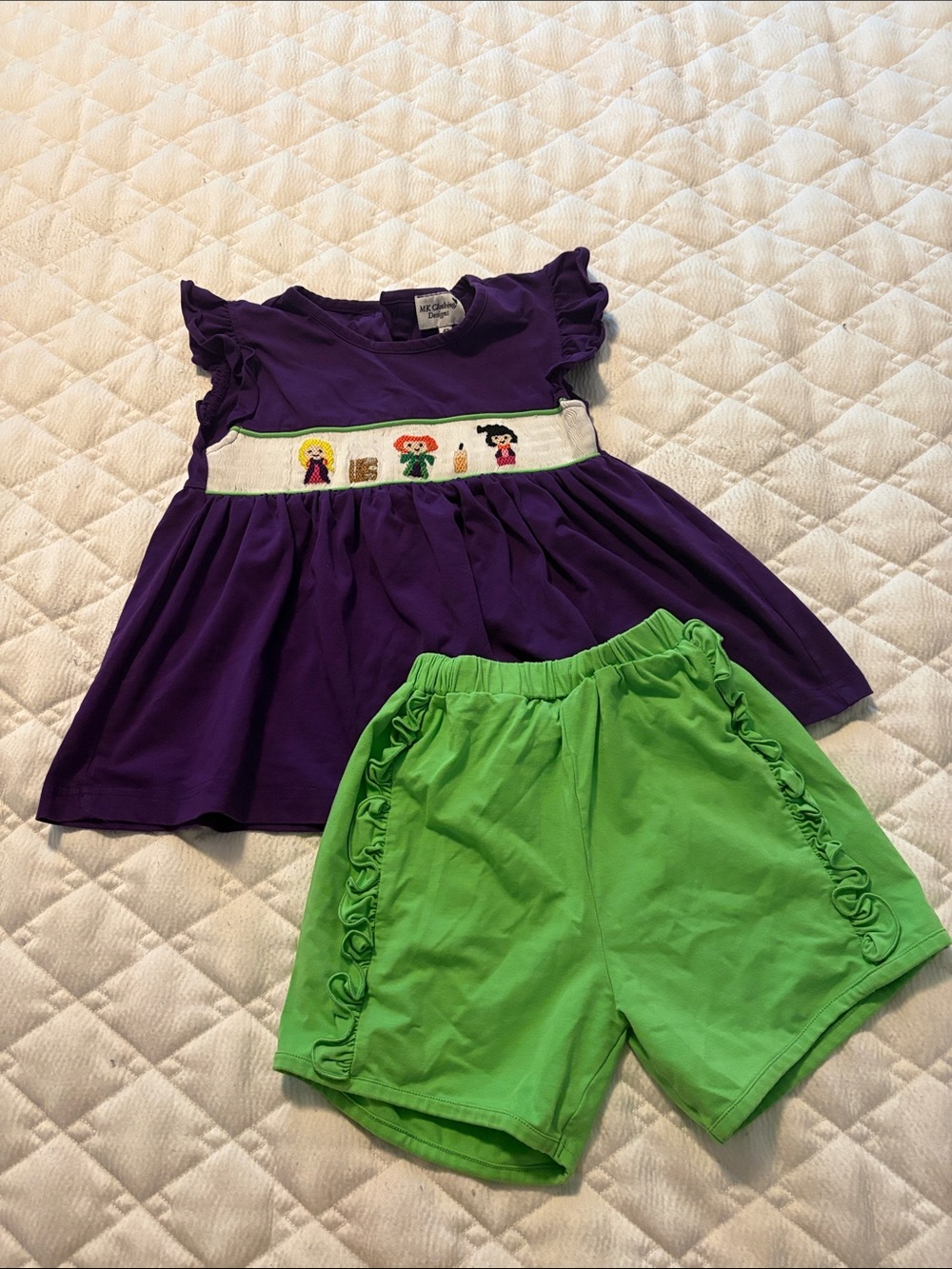 Disney Hocus Pocus 4T girls Purple Smocked Top with Green Shorts Set